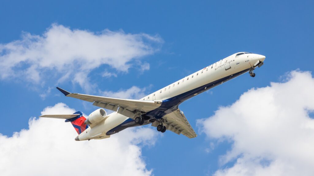 Delta Crj900 Wings Collision During New York Laguardia Landing