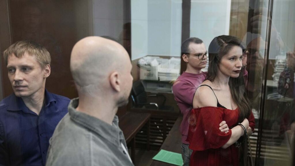 Journalists Convicted Of Extremism Amid Navalny's Opposition To Kremlin