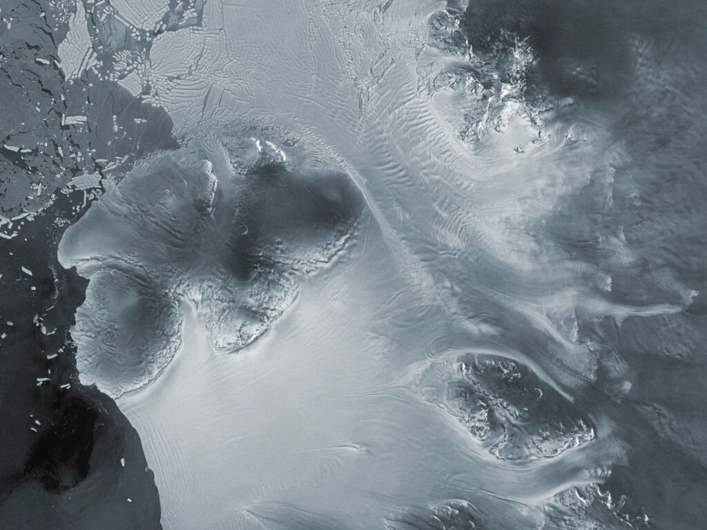 Antarctic Glacier Borrowed Ice From Its Neighbors
