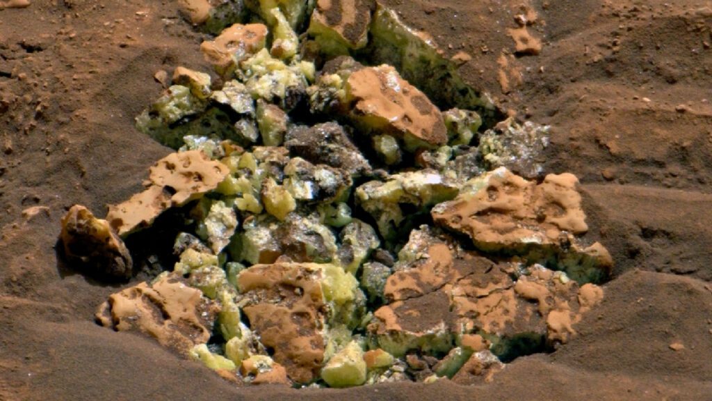 Curiosity Unveils a Stunning Discovery Inside Martian Rock Curiosity Unveils A Stunning Discovery Inside Martian Rock