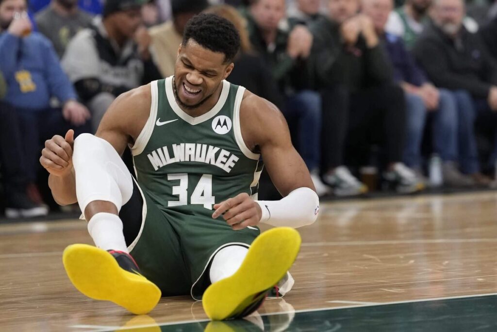 Giannis Antetokounmpo Expected To Sit Out 2 4 Weeks Due To