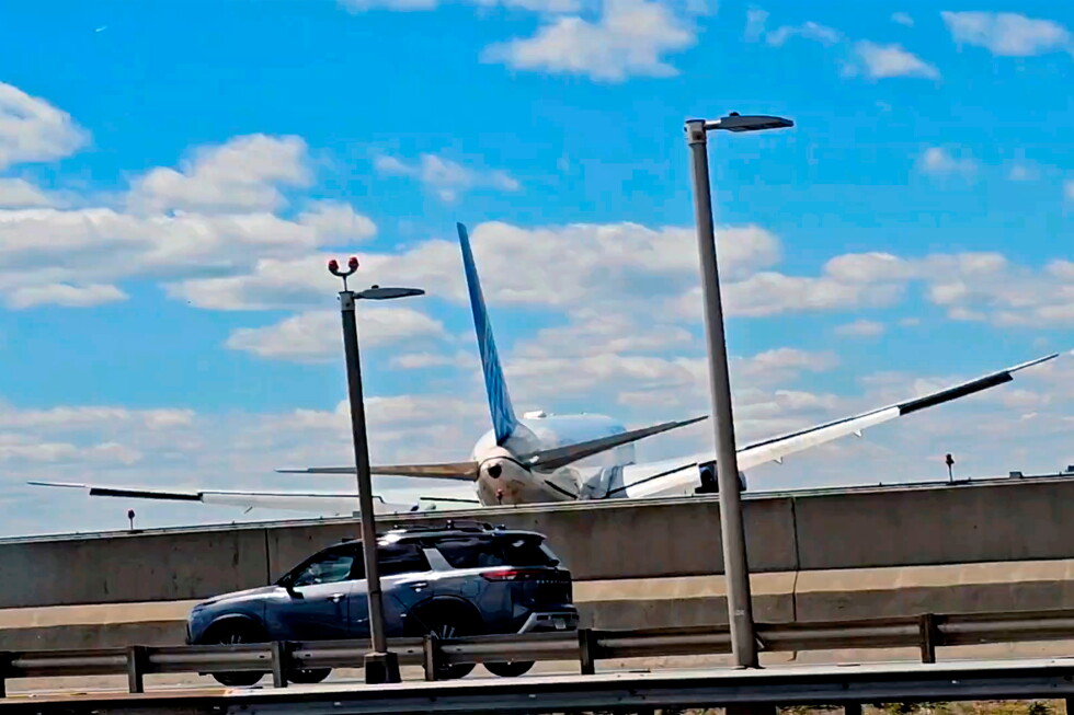 Co-Pilot Observes Low-Speed Flight Before United Plane Strikes Utility Pole Co Pilot Observes Low Speed Flight Before United Plane Strikes Utility Pole