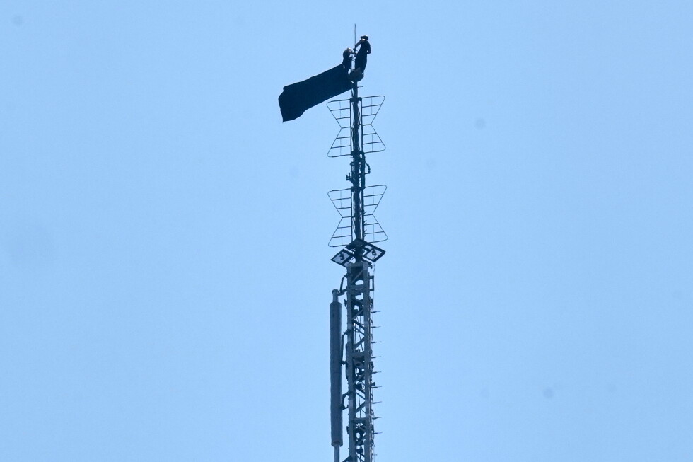 Climber Detained for Hanging Banner on Empire State Building Antenna Climber Detained For Hanging Banner On Empire State Building Antenna