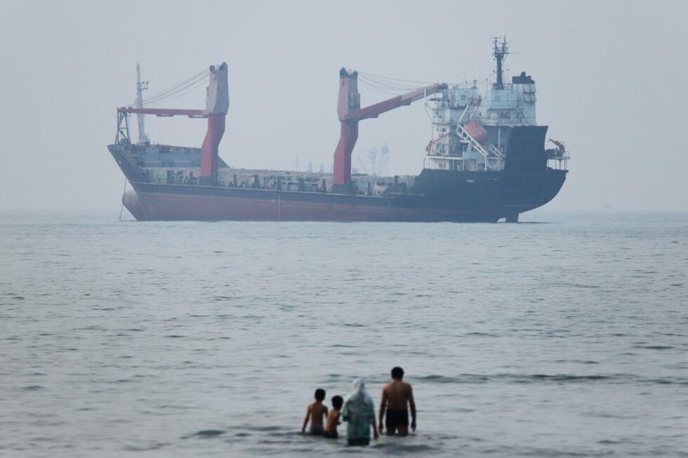 Iran Issues Navigational Warnings for Oil Tankers in Strait of Hormuz Iran Issues Navigational Warnings For Oil Tankers In Strait Of